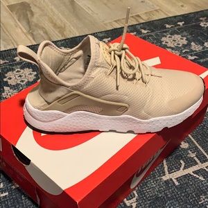 Air Huarache Run Ultra women’s 7.5